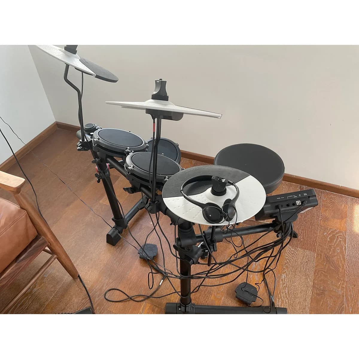 Bateria eletrônica montada em um ambiente