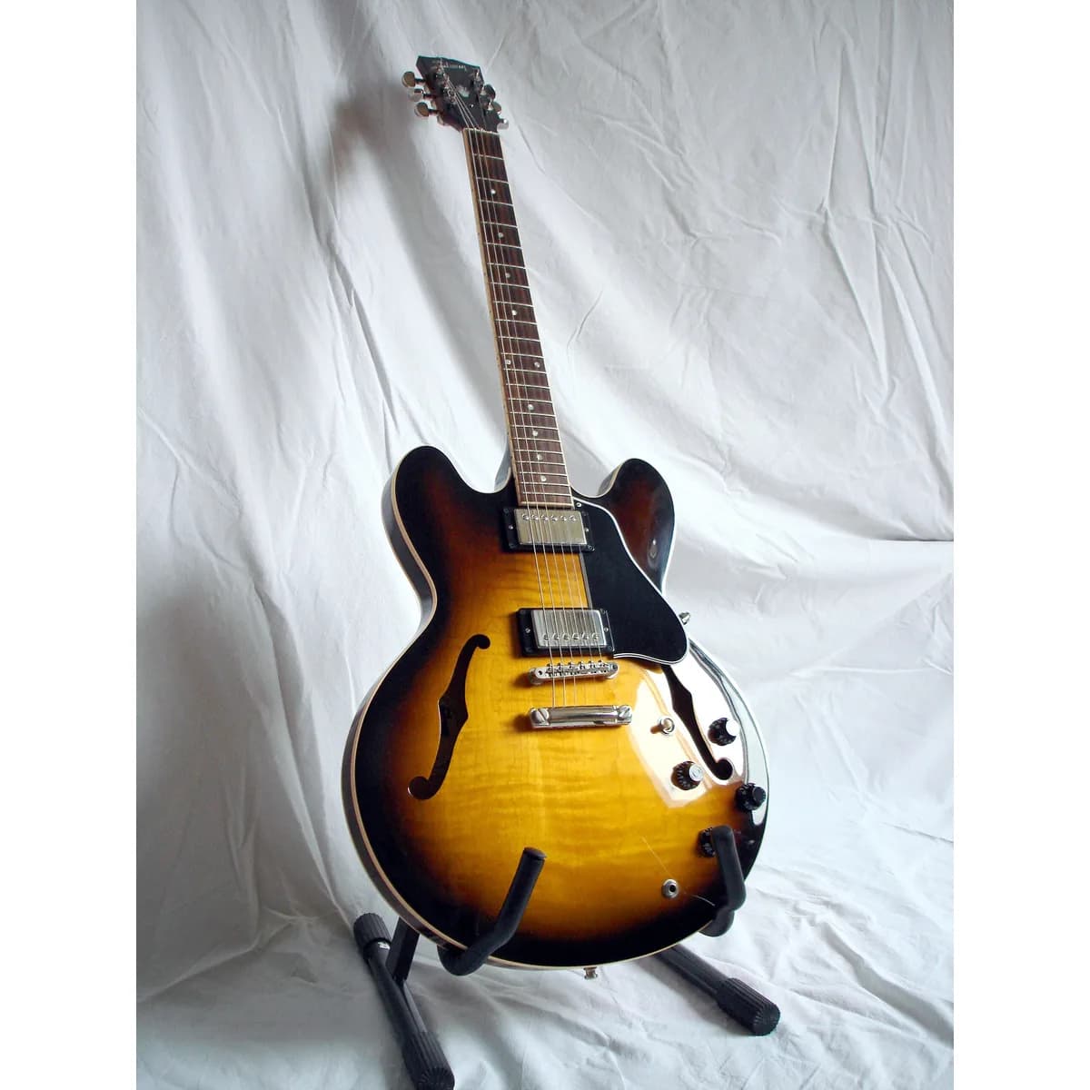 Guitarra semiacústica sunburst no suporte