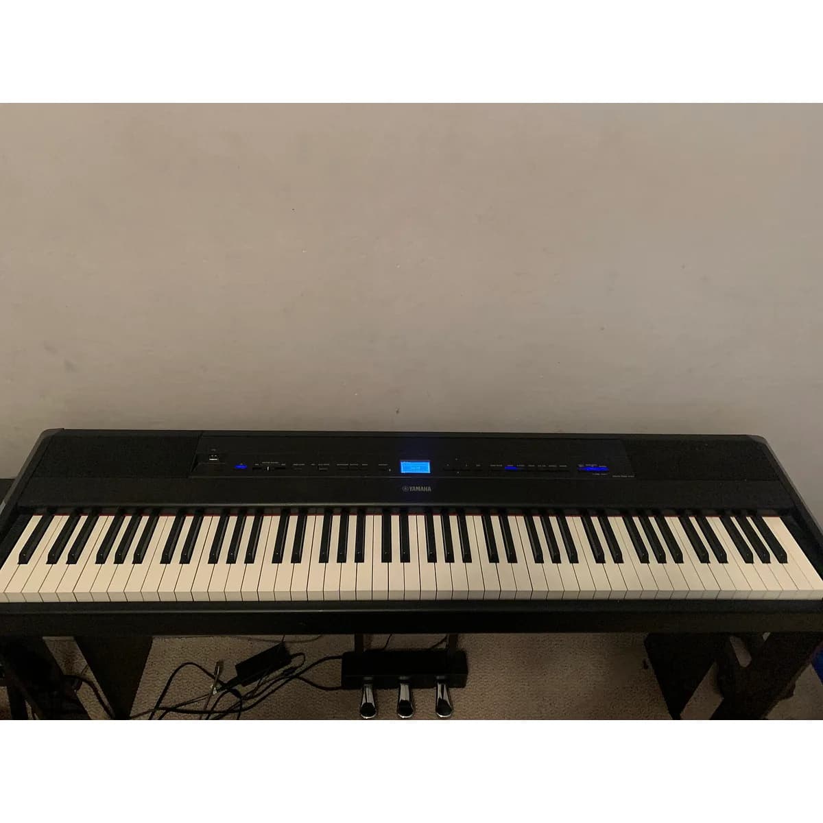 Piano digital de 88 teclas, vista frontal